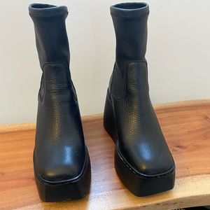 L’Intervalle black platform boots